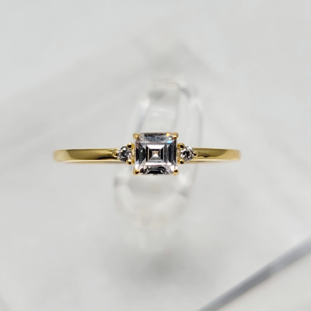 18k Yellow Gold Dainty Princess Cut Ring - Picture 4 of 10